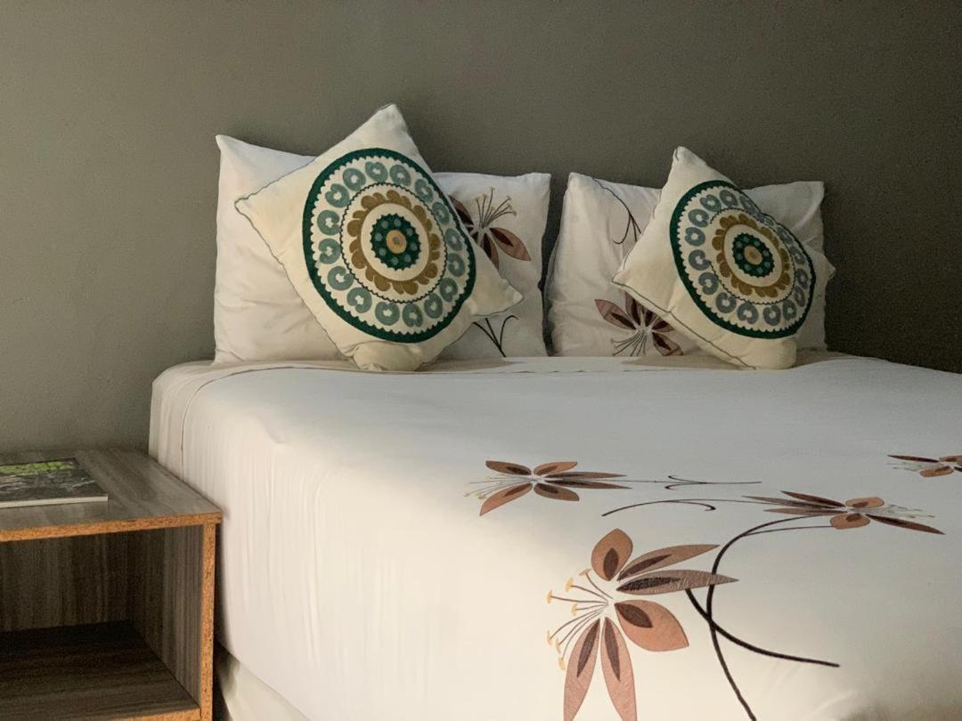Jungle Breeze Home Stay Kasane Eksteriør bilde